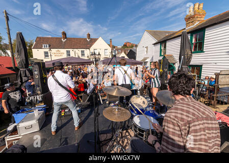Rock Band an, am alten Leigh Regatta 2019 in alten Leigh, Leigh-on-Sea, Essex, Großbritannien. Crooked Billet Pub und eine große Menge an einem sonnigen Tag Stockfoto