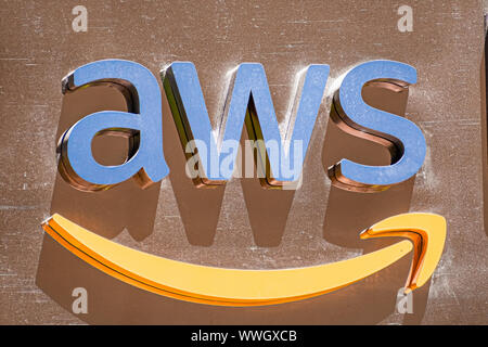 August 21, 2019 San Francisco/CA/USA - Nahaufnahme von AWS-Zeichen in ihren Büros im SOMA District; Amazon Web Services (AWS) ist eine Tochtergesellschaft von Amazon Stockfoto