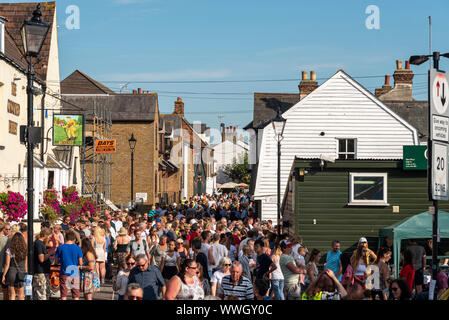 Die High Street wurde während der Old Leigh Regatta 2019 in Old Leigh, Leigh on Sea, Essex, Großbritannien, gepackt. Verdrehter Billet Pub. Sonniger Tag mit blauem Himmel Stockfoto
