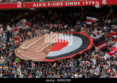 Amsterdam, Niederlande. 14 Sep, 2019. AMSTERDAM, 14-09-2019 JohanCruyff Arena, niederländischen Eredivisie Fußball Saison 2019/2020. Banner Ajax Fans während des Spiels Ajax-SC Heerenveen. Credit: Pro Schüsse/Alamy leben Nachrichten Stockfoto