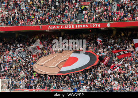 Amsterdam, Niederlande. 14 Sep, 2019. AMSTERDAM, 14-09-2019 JohanCruyff Arena, niederländischen Eredivisie Fußball Saison 2019/2020. Banner Ajax Fans während des Spiels Ajax-SC Heerenveen. Credit: Pro Schüsse/Alamy leben Nachrichten Stockfoto