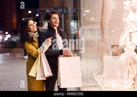 Window Shopping. Frau, Mann Kleidung in Boutique Stockfoto