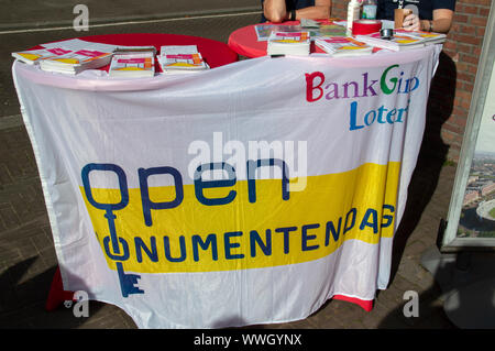 Broschüren und Flagge für die Open Monumentendag in Amsterdam Die Niederlande 2019 Stockfoto