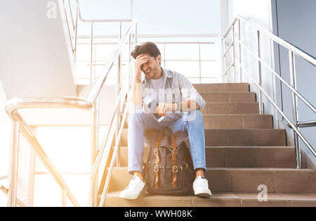 Deprimiert Reisende am Flughafen nach Verspätungen und Annullierungen warten Stockfoto