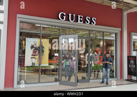 Samut Prakan, Thailand - September 06, 2019: Schätze lagern in der neuen Shopping Mall namens Zentrale Dorf. Stockfoto