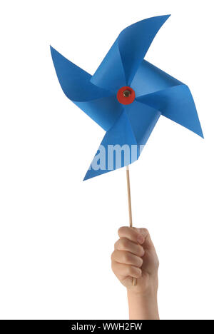 Kid hand mit einem Blue pinwheel schließen bis auf weißem Hintergrund. Beschneidungspfad eingeschlossen, so dass Sie sie leicht heraus geschnitten werden kann und über der Oberseite o Setzen Stockfoto