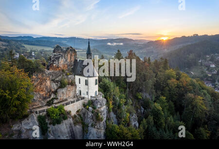 Luftaufnahme der Ruine der Burg Vranov an der steilen Felswand in Mala Skala, Tschechien gebaut Stockfoto