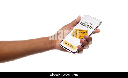 Online Tickets Anwendung auf dem Bildschirm des Smartphones in Schwarze weibliche Hand Stockfoto