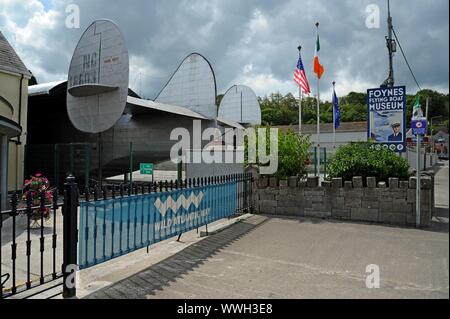 Das Äußere des Foynes Flying Boat Museum in Limerick, Irland, zeigt das Höhenleitwerk der Replik Boeing 314 Flugzeugen Stockfoto