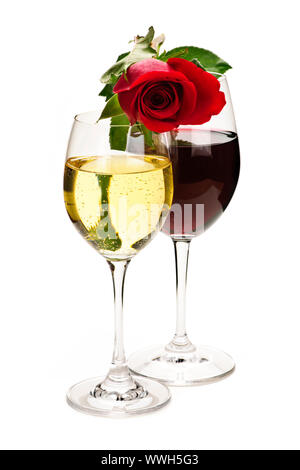 Romantische Rose auf rote und weiße Weingläser isoliert auf weißem Hintergrund Stockfoto