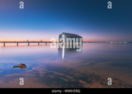 Blau Boot Haus bei Sonnenaufgang in Perth Stockfoto