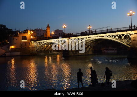 Sevilla, Spanien - 28. Mayo 2019: Isabel II Brücke oder Triana Brücke. Guadalquivir. Sevilla, Andalusien, Spanien Stockfoto