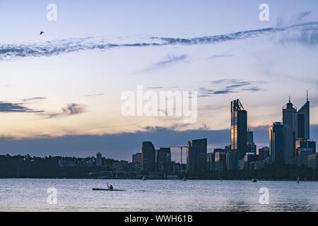 Mann im Kajakfahren auf dem Swan River bei Sonnenuntergang, Perth WA Australien Stockfoto