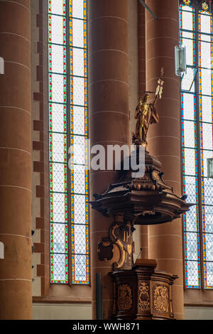 Heidelberg, Deutschland - 7. August 2019: Innenraum der Kirche des Heiligen Geistes in Heidelberg. Es wurde erstmals im Jahre 1239 erwähnt. Stockfoto