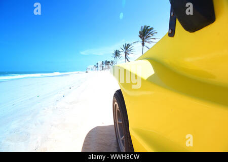 Desert Buggy im Wüstensand unter blauem Himmel Stockfoto