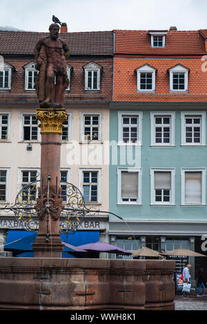 Heidelberg, Deutschland - 7 August, 2019: Herkules Brunnen auf dem Marktplatz in Heidelberg Altstadt. Stockfoto