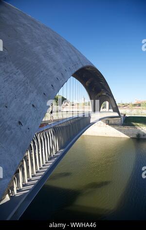 moderne Brücke über den Fluss Manzanares in Madrid Stadt Spanien Stockfoto