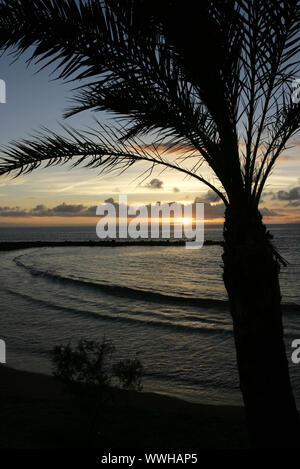 Kanaren, Teneriffa, Sonnenuntergang am Playa de las Americas Stockfoto