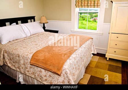 Schlafzimmer Innenraum mit bequemen Queensize-Bett mit Blick Stockfoto