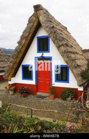 Portugal, Madeira, Alte traditionelle Rst sterben Casas de Colmo in Santana, alte traditionelle Häuser in Santana Stockfoto