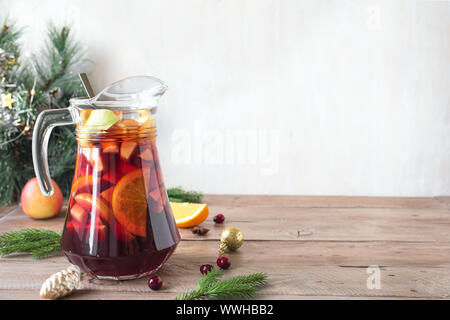 Weihnachten Sangria oder Punch in Krug. Hausgemachten Rotwein Obst Sangria und Weihnachten festliches Dekor auf Holz- Hintergrund, kopieren. Stockfoto