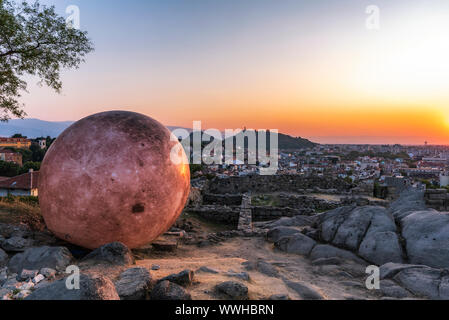 Vollmond ist die Landung auf Nebet tepe Hügel in der Stadt Plovdiv, Bulgarien Stockfoto