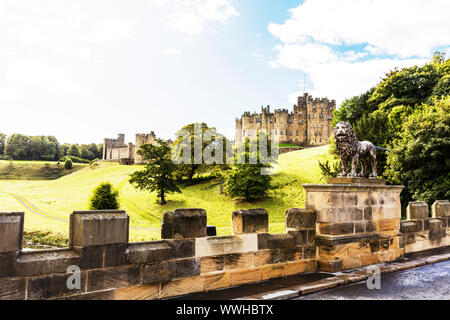 Alnwick Castle, Alnwick Castle, Alnwick, Northumberland, England, UK, Schloss, Schlösser, Außen, Grundstück, Schlosspark, Fassade, Gebäude, Stockfoto