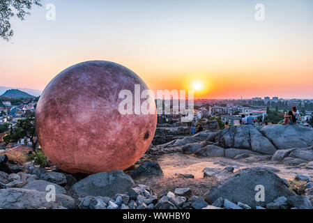 Vollmond ist die Landung auf Nebet tepe Hügel in der Stadt Plovdiv, Bulgarien Stockfoto