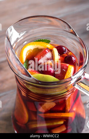 Rotwein Sangria oder Lochen mit Früchten und Eis im Krug. Selbstgemachte erfrischende Frucht Sangria hautnah. Stockfoto