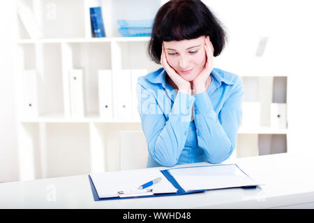 Porträt einer Frau im Büro tun etwas Schreibarbeit Stockfoto