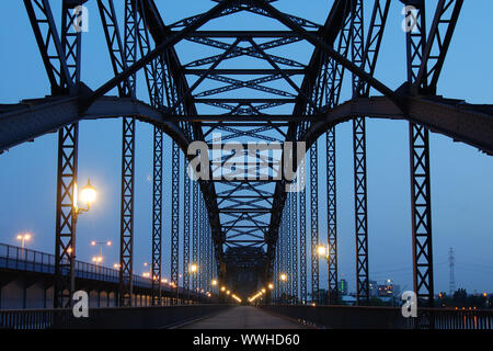 Alte Harburger Elbbrücke Night Shot Stockfoto