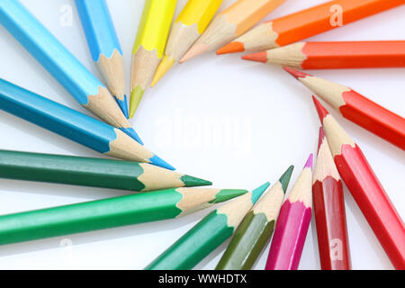 Buntstifte in zu arrangieren im farbkreis Farben auf weißem backgrou Stockfoto