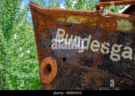 Heilbronn, Deutschland - 8. August 2019: verrostete Schiff mit dem 2019 Bundesgartenschau BUGA Inschrift in Heilbronn, Deutschland Stockfoto