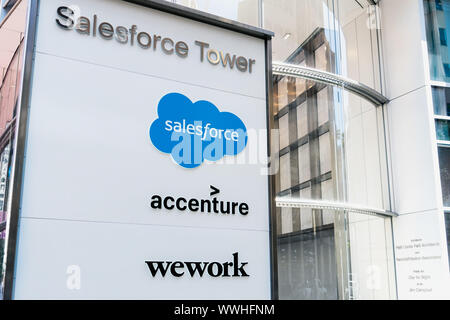 August 21, 2019 San Francisco/CA/USA - Salesforce Turm Zeichen Liste Unternehmen, die Leasing Büro im Gebäude; Stockfoto