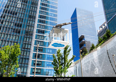 Feb 21, 2019 San Francisco/CA/USA - Aerial Tram für die Öffentlichkeit bei Salesforce Transit Center in der Innenstadt von San Francisco, die Gondel trägt Menschen Stockfoto