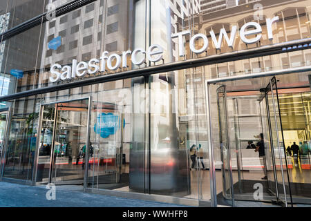 August 21, 2019 San Francisco/CA/USA - Salesforce Turm Eingang; Salesforce Logo in der Lobby zu sehen und an der Fassade von den anderen reflektiert Stockfoto