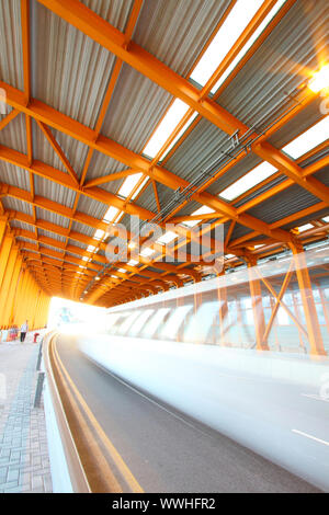 Orange Tunnel tagsüber mit beweglichen Bus Stockfoto