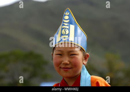 Mädchen mit soyombo Emblem auf der Kappe Stockfoto