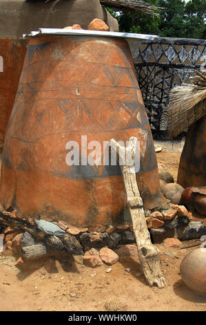 Behälter und Leiter, Tiebele, Burkina Faso Stockfoto