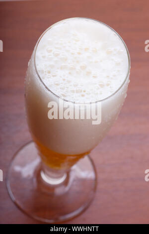 Maß Bier auf dem Tisch. Ansicht von oben Stockfoto