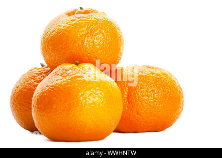 Ein Haufen von frischen Orangen Mandarinen isoliert auf weißem Hintergrund Stockfoto