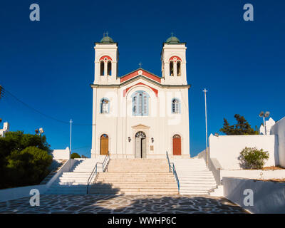 Malerische Aussicht auf hohe religiöse Gebäude der katholischen Kathedrale mit Treppen auf blauen Himmel Hintergrund in Paros Griechenland Stockfoto