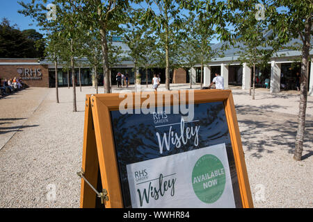 RHS Wisley öffnet die neue Willkommen Gebäude und Eintritt in die umliegenden Gärten und Pflanzen center, Surrey, England, Vereinigtes Königreich Stockfoto