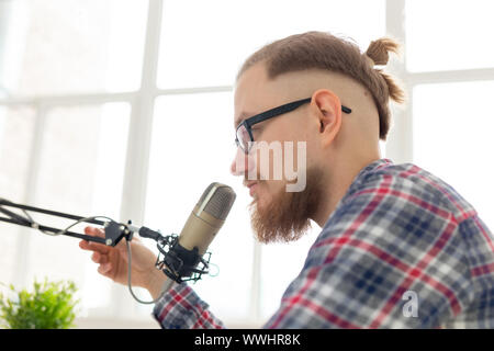 Radio, DJ, Blogging und Personen Konzept - Close-up des Menschen vor dem Mikrofon sitzen, Host am Radio Stockfoto