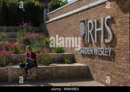 RHS Wisley öffnet die neue Willkommen Gebäude und Eintritt in die umliegenden Gärten und Pflanzen center, Surrey, England, Vereinigtes Königreich Stockfoto