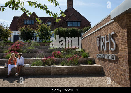 RHS Wisley öffnet die neue Willkommen Gebäude und Eintritt in die umliegenden Gärten und Pflanzen center, Surrey, England, Vereinigtes Königreich Stockfoto