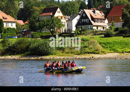 Gruppe Ausflug in ein Schlauchboot auf der Elbe in der Nähe von Wehlen Stockfoto