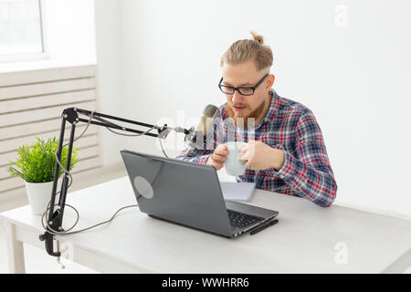 Radio, DJ, Blogging und Personen Konzept lächelnden Mann vor dem Mikrofon sitzen, Host am Radio Stockfoto