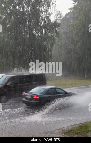 Verkehr im schweren Regen, die wasserkaskaden Stockfoto