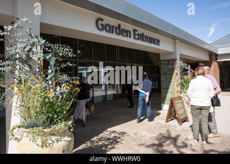 RHS Wisley öffnet die neue Willkommen Gebäude und Eintritt in die umliegenden Gärten und Pflanzen center, Surrey, England, Vereinigtes Königreich Stockfoto